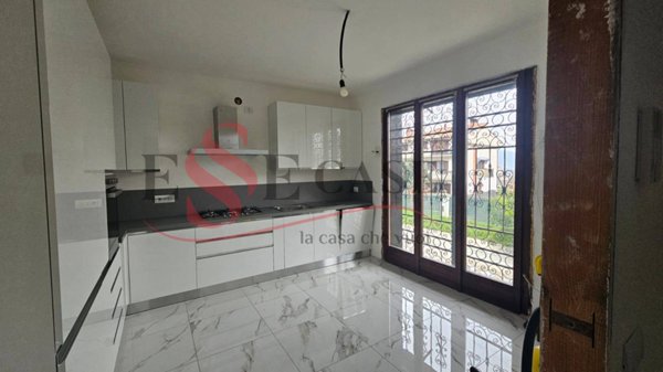 casa indipendente in vendita ad Alzano Lombardo
