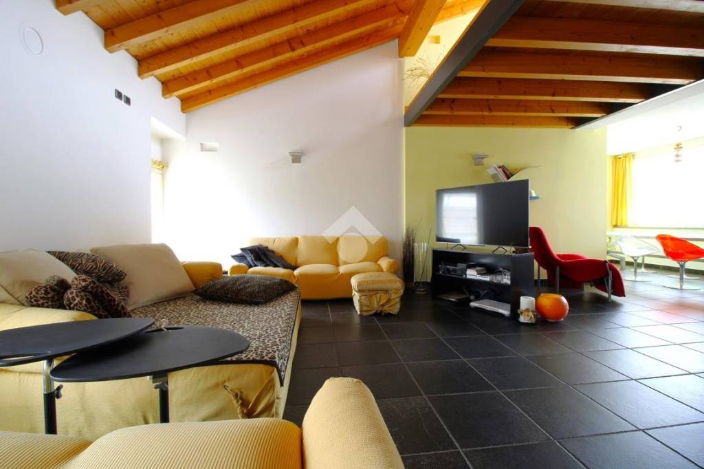 casa indipendente in vendita ad Alzano Lombardo