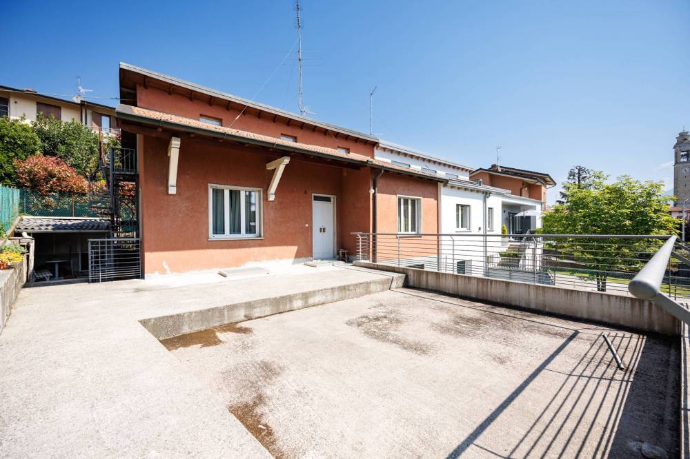 casa indipendente in vendita ad Alzano Lombardo