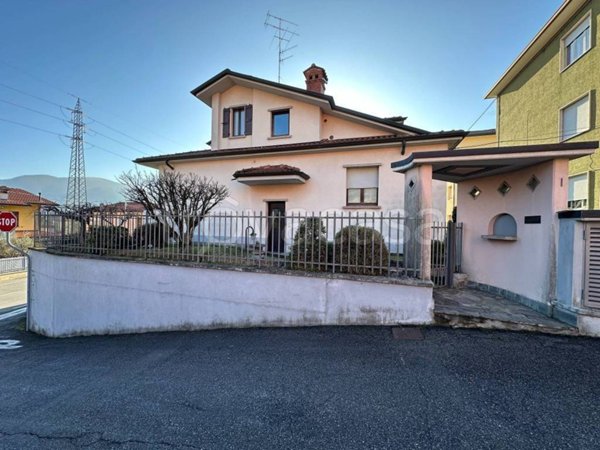 casa indipendente in vendita ad Alzano Lombardo