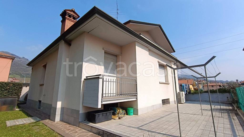 casa indipendente in vendita ad Alzano Lombardo