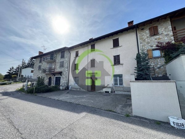 casa indipendente in vendita ad Alzano Lombardo in zona Monte di Nese