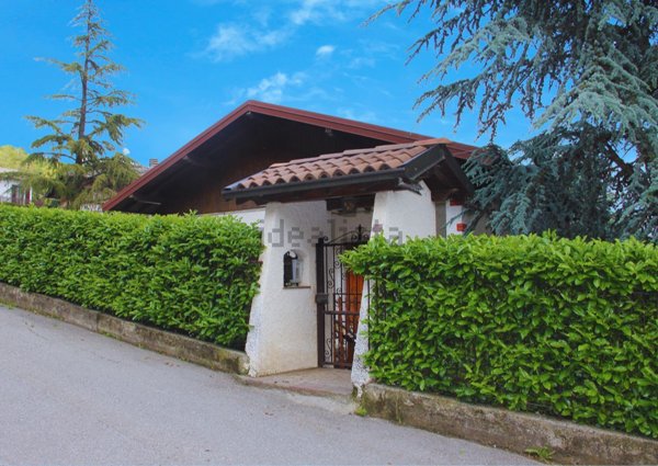 casa indipendente in vendita ad Alzano Lombardo