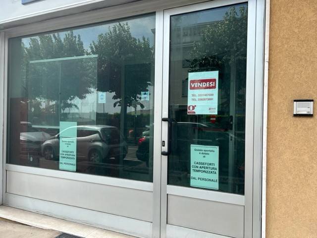 negozio in vendita ad Alzano Lombardo