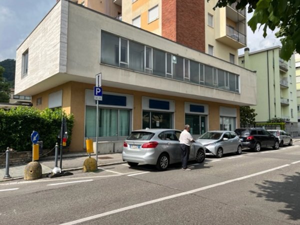 negozio in vendita ad Alzano Lombardo