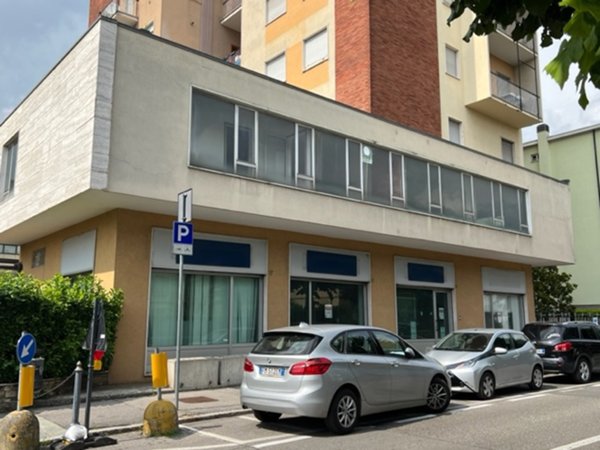 negozio in vendita ad Alzano Lombardo