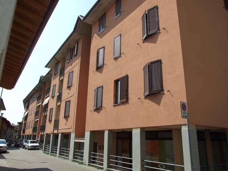 negozio in vendita ad Alzano Lombardo