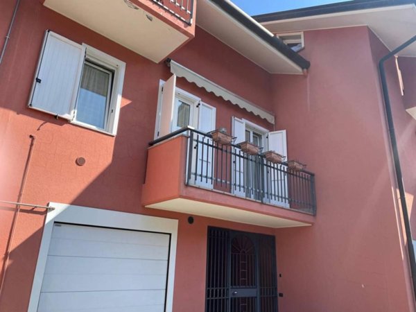 casa indipendente in vendita ad Alzano Lombardo