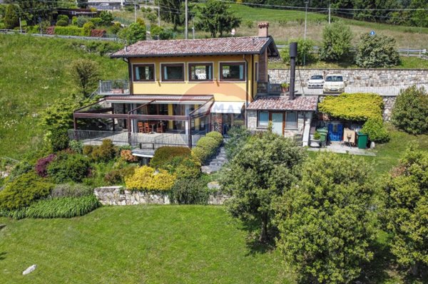 negozio in vendita ad Alzano Lombardo in zona Burro