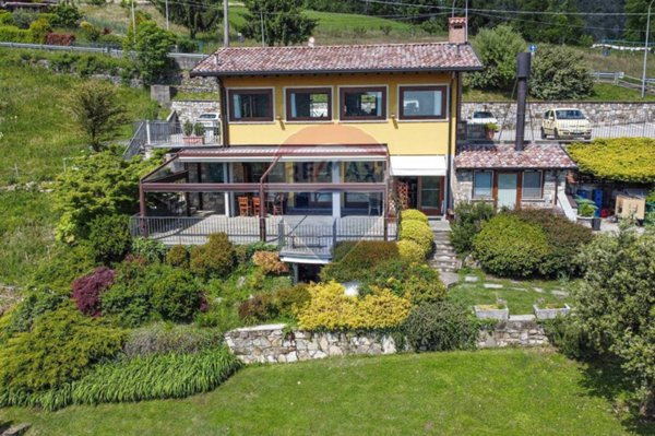 negozio in vendita ad Alzano Lombardo in zona Burro