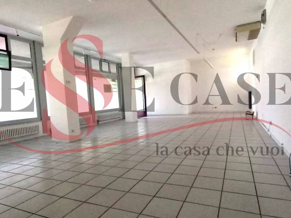 negozio in vendita ad Alzano Lombardo