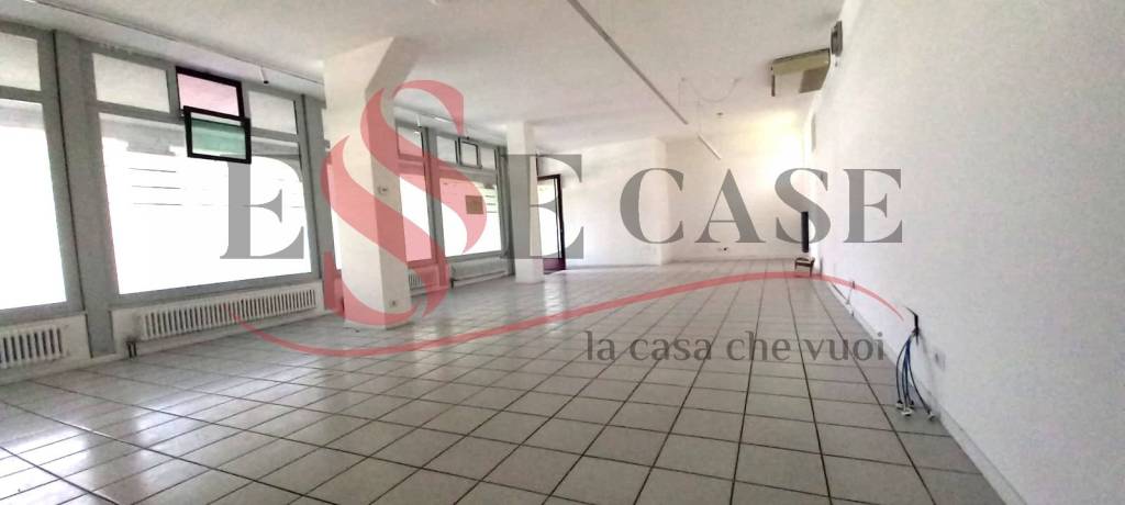 negozio in vendita ad Alzano Lombardo