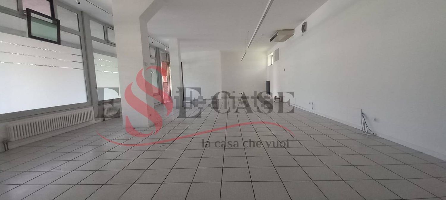 locale commerciale in vendita ad Alzano Lombardo