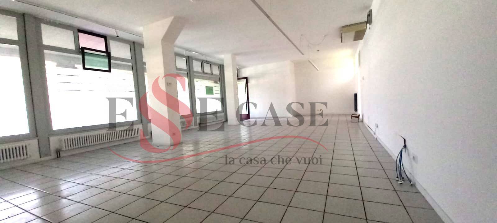 locale commerciale in vendita ad Alzano Lombardo