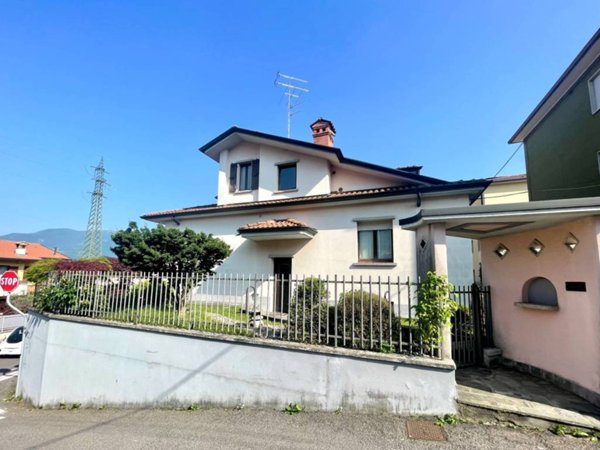 casa indipendente in vendita ad Alzano Lombardo