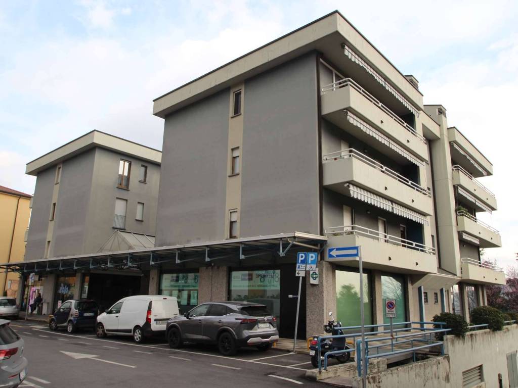 ufficio in vendita ad Alzano Lombardo
