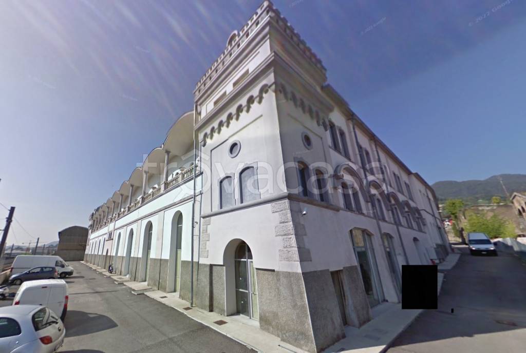 negozio in vendita ad Alzano Lombardo