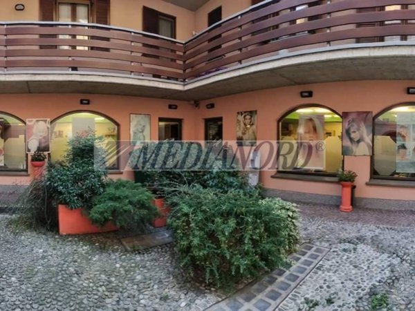 negozio in vendita ad Alzano Lombardo