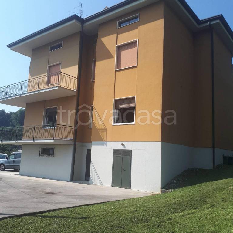 appartamento in vendita ad Alzano Lombardo in zona Monte di Nese