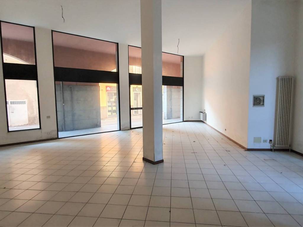 negozio in vendita ad Alzano Lombardo