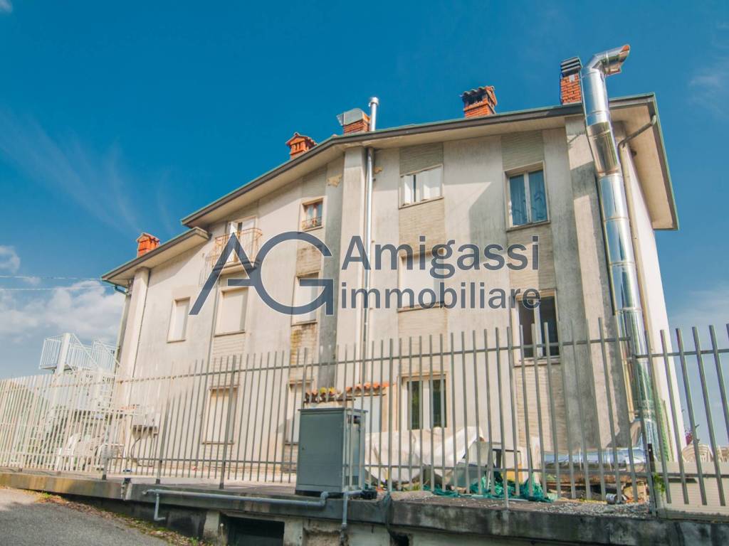 intera palazzina in vendita ad Alzano Lombardo in zona Monte di Nese