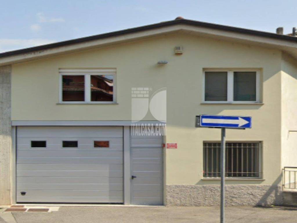 locale commerciale in vendita ad Alzano Lombardo