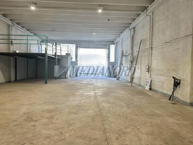 locale commerciale in vendita ad Alzano Lombardo