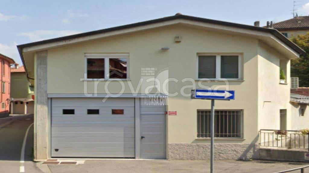 locale commerciale in vendita ad Alzano Lombardo