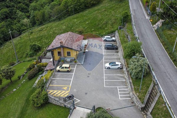 negozio in vendita ad Alzano Lombardo in zona Burro