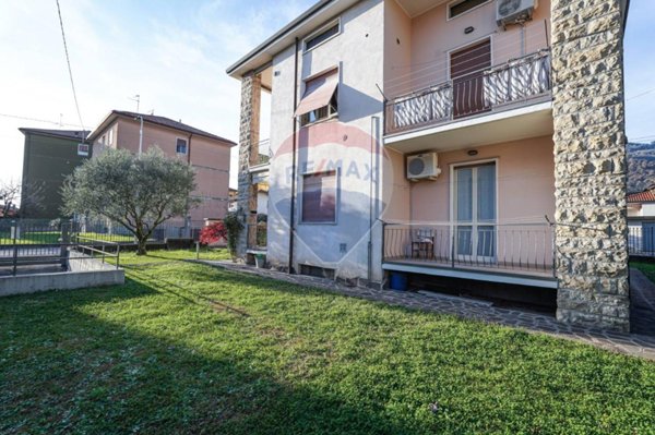casa indipendente in vendita ad Alzano Lombardo
