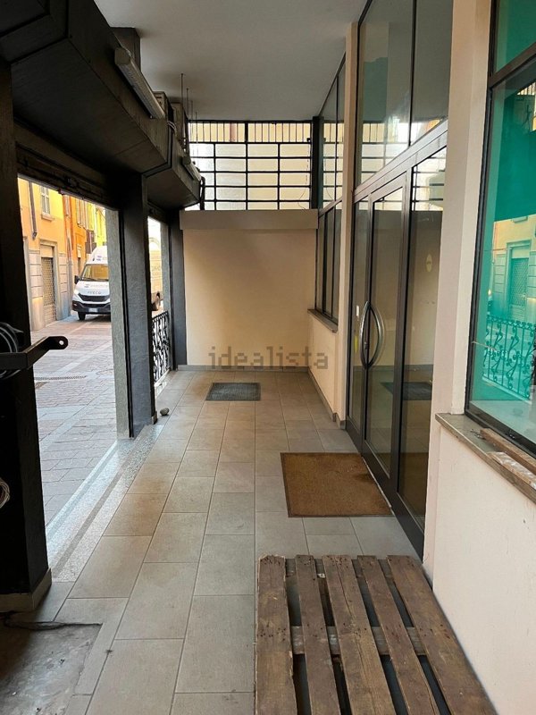 locale commerciale in vendita ad Alzano Lombardo
