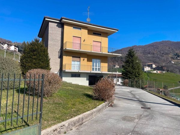 casa indipendente in vendita ad Alzano Lombardo in zona Monte di Nese