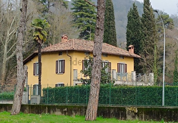 casa indipendente in vendita ad Alzano Lombardo