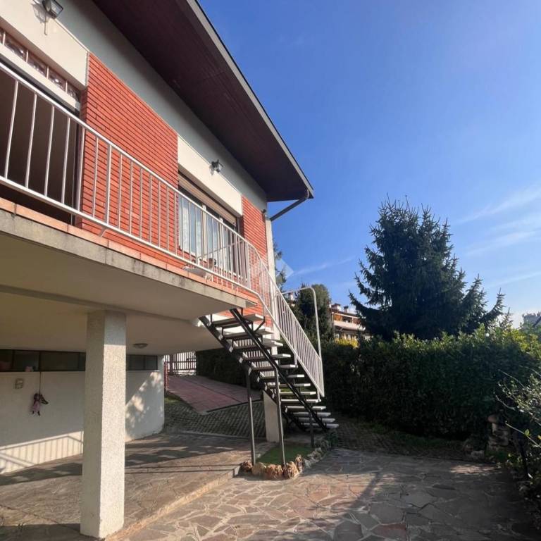 casa indipendente in vendita ad Alzano Lombardo