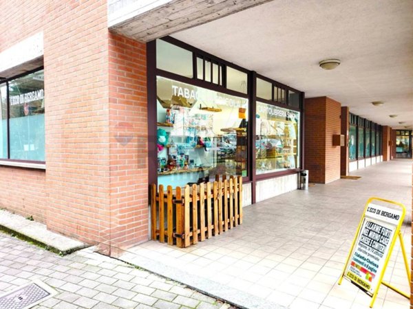 negozio in vendita ad Alzano Lombardo
