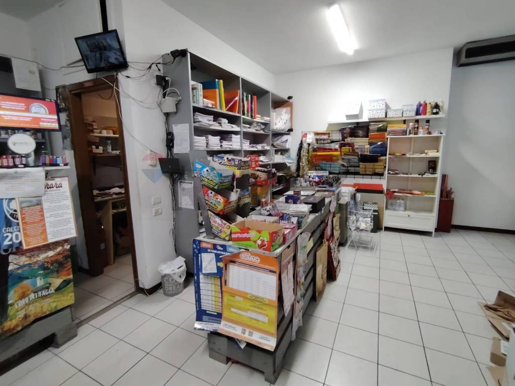 negozio in vendita ad Alzano Lombardo
