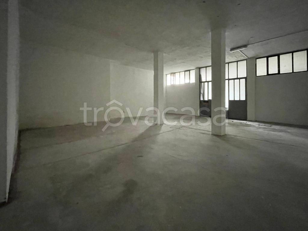 locale commerciale in vendita ad Alzano Lombardo