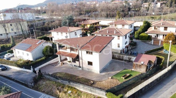 casa indipendente in vendita ad Alzano Lombardo