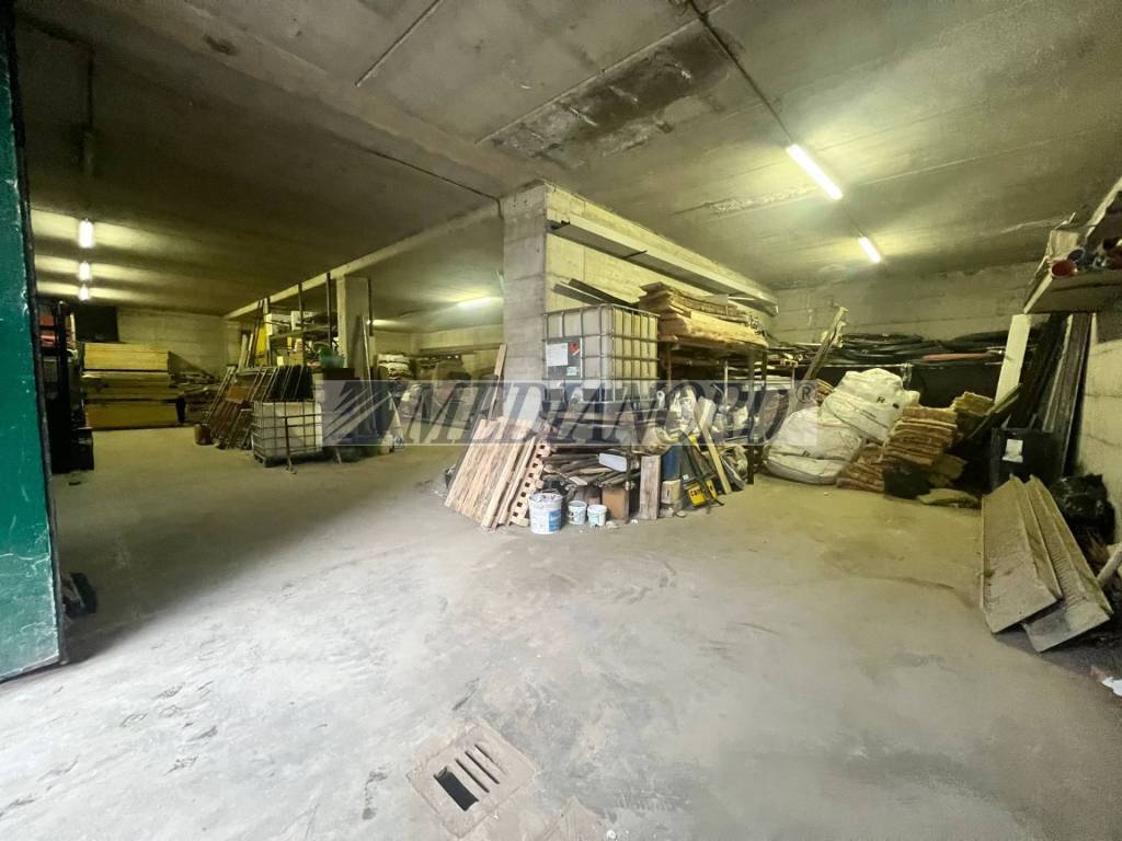 locale commerciale in vendita ad Alzano Lombardo