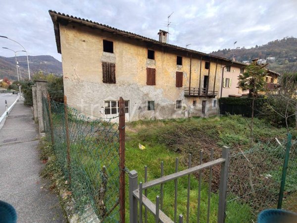 casa indipendente in vendita ad Alzano Lombardo