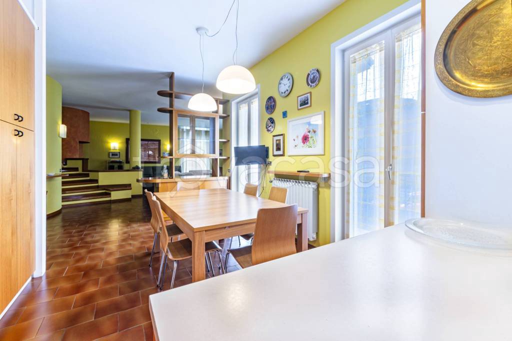 casa indipendente in vendita ad Alzano Lombardo