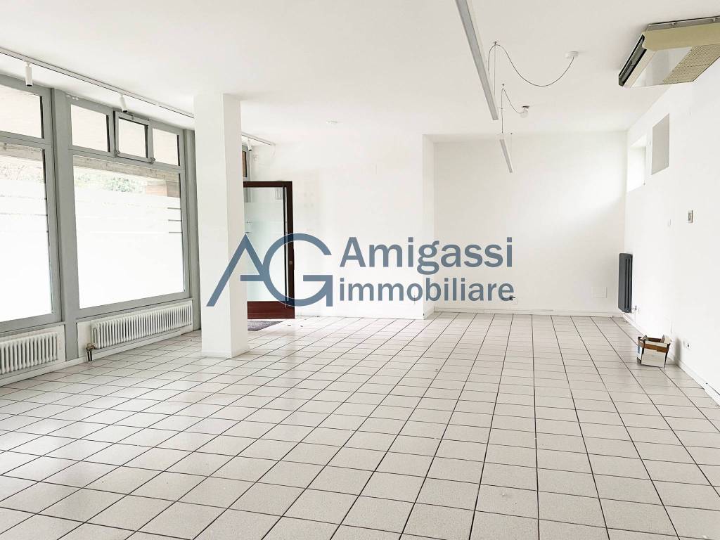 negozio in vendita ad Alzano Lombardo