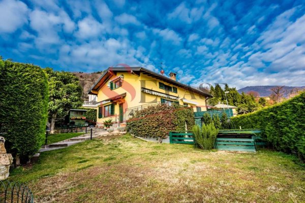 casa indipendente in vendita ad Alzano Lombardo