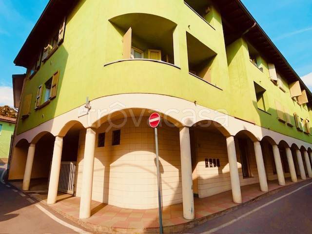 negozio in vendita ad Alzano Lombardo