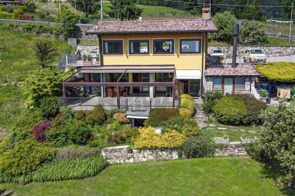 negozio in vendita ad Alzano Lombardo in zona Burro