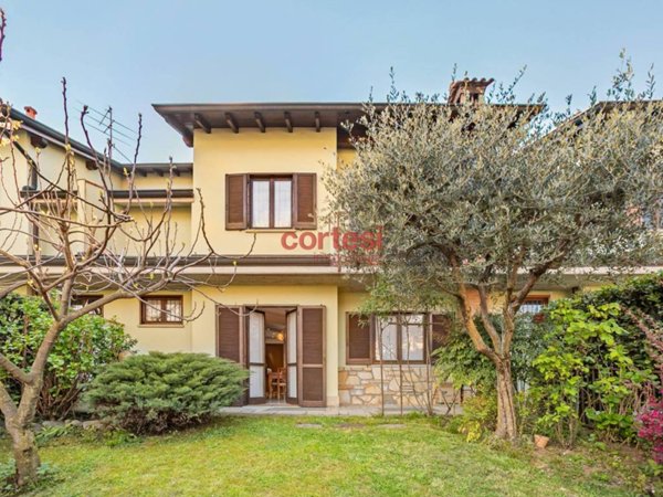 casa indipendente in vendita ad Alzano Lombardo
