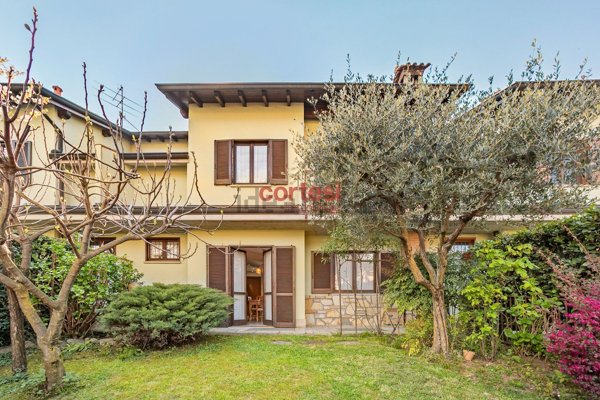 casa indipendente in vendita ad Alzano Lombardo