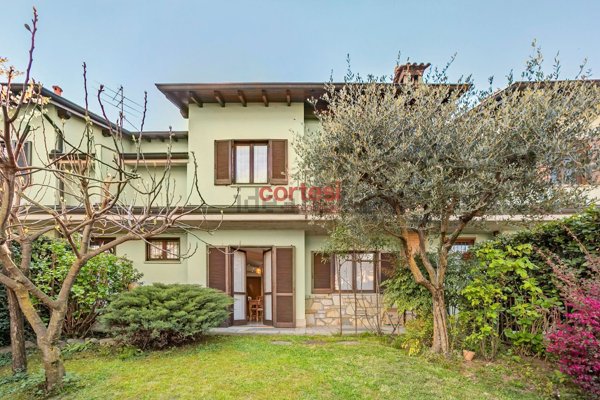 casa indipendente in vendita ad Alzano Lombardo