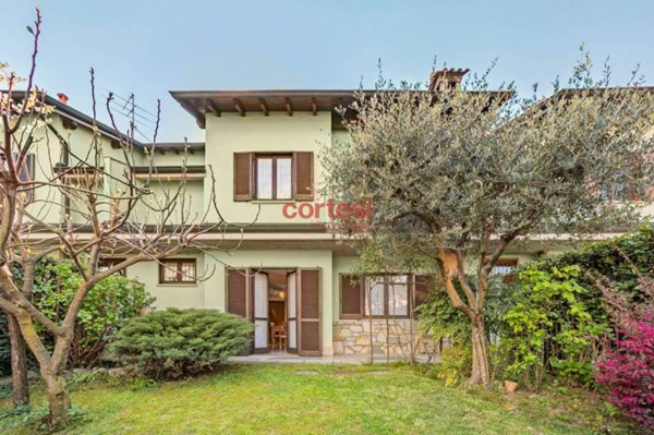 casa indipendente in vendita ad Alzano Lombardo