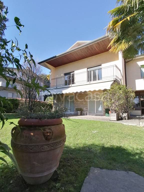 casa indipendente in vendita ad Alzano Lombardo